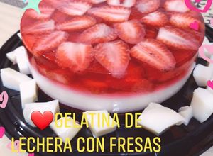 Una foto de Gelatina de lechera con fresas encapsuladas!!!