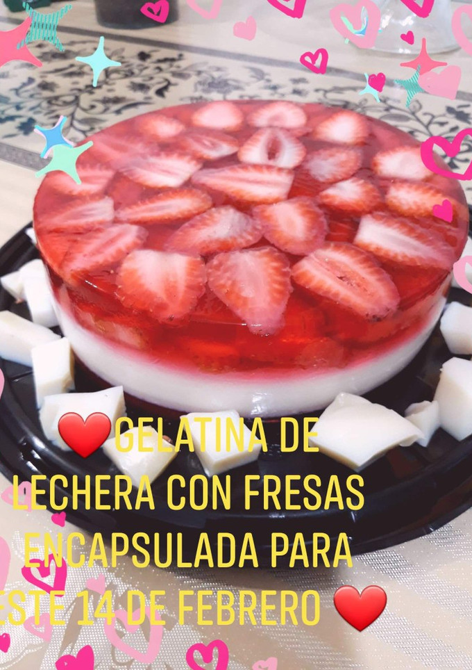 Una foto de Gelatina de lechera con fresas encapsuladas!!!