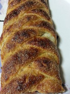 Una foto de Trenza de hojaldre y 2 chocolates