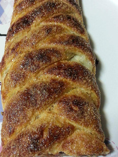 Una foto de Trenza de hojaldre y 2 chocolates