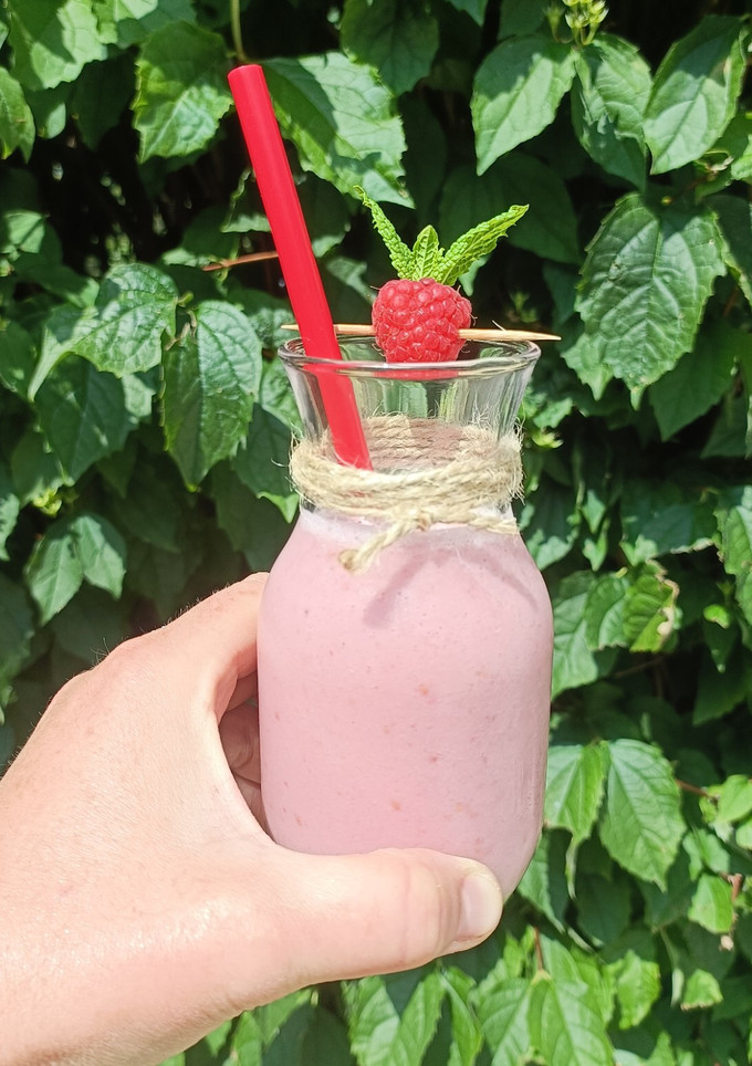 Une photo de 🌿Milkshake veggie framboise banane et beurre amande