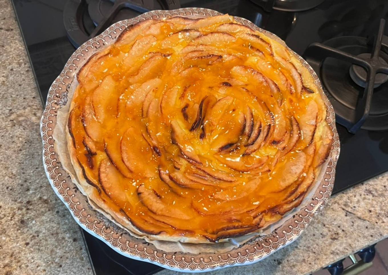 Tarta de hojaldre con manzana y crema pastelera