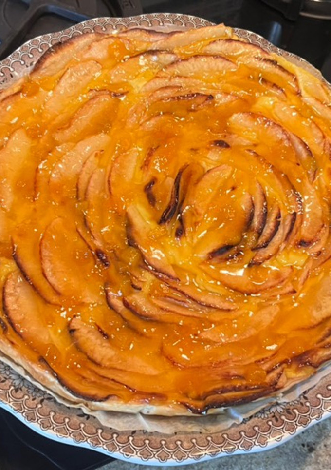 Una foto de Tarta de hojaldre con manzana y crema pastelera