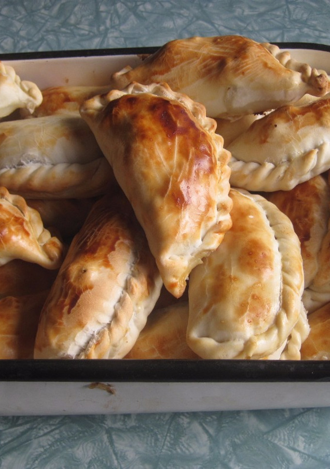 Una foto de Empanadas criollas cortadas a cuchillo