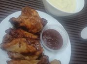 Una foto de alitas de pollo con miel