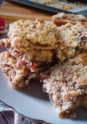 A picture of Almond and Fig Crumble Bars.