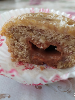Una foto de Muffins de banana y dulce de leche🍌🧁
