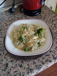 Una foto de Fideos de arroz con pollo y brócoli