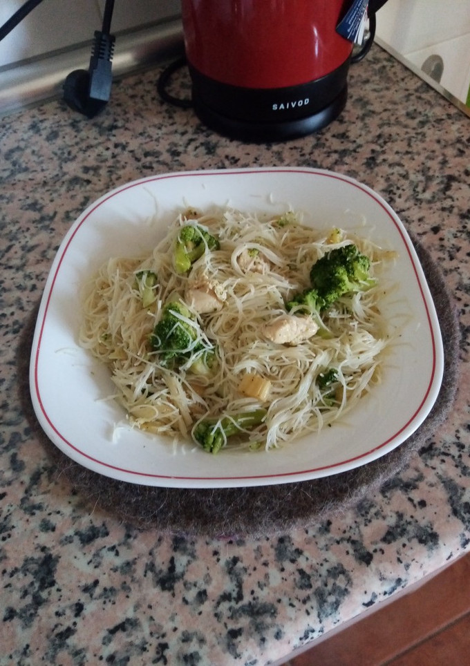 Una foto de Fideos de arroz con pollo y brócoli