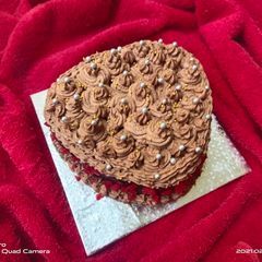 A picture of Heart shape chocolate cake.