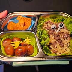 A picture of Bekal Anak - Mie Daging Sapi, Puyuh Pindang, Tempe goreng.