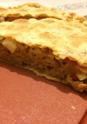 Una foto de Tarta de atún con arroz o empanada gallega
