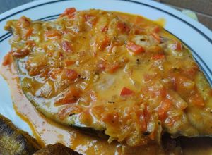Una foto de Pescado amarillo en salsa criolla🍱🐟🍛