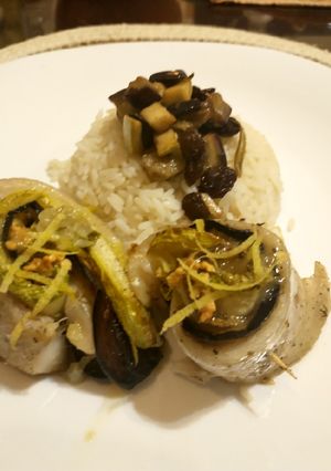 Una foto de Rollitos merluza con berenjena y zucchini