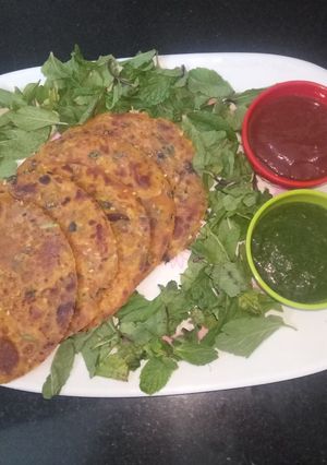 ફુદીના બટાકા ના પરોઠા (Pudina Potato Paratha Recipe In Gujarati) રેસીપી મુખ્ય ફોટો