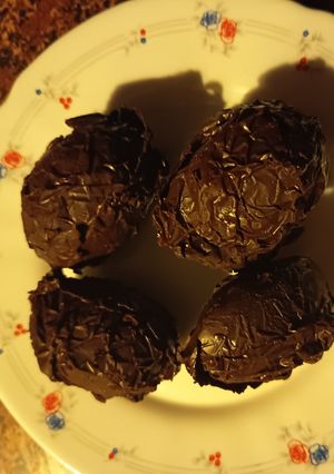 Una foto de Huevos de Chocolate Sin Molde