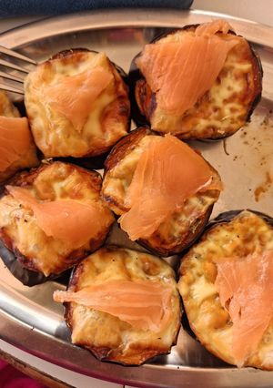 Una foto de "Minipizzas" de Berenjena con Salmón Ahumado