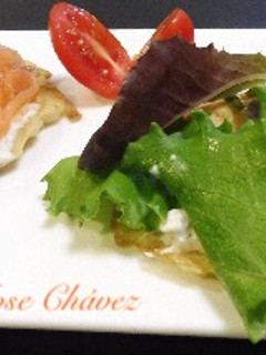 Una foto de Ensalada de salmón y mascarpone con eneldo