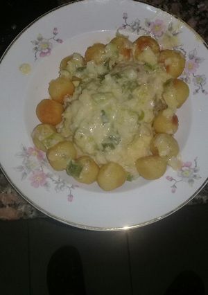 Una foto de Pata muslo de pollo al verdeo con papas noisette