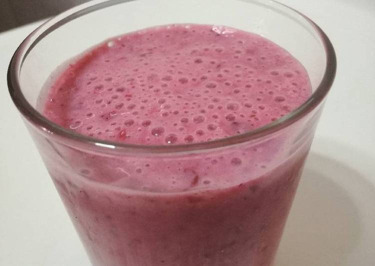 Smoothie de frutos rojos y plátano (BLW 12m+)