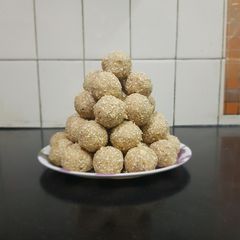 Til ke ladoo A picture of Til ke ladoo.
