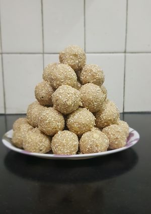 A picture of Til ke ladoo.