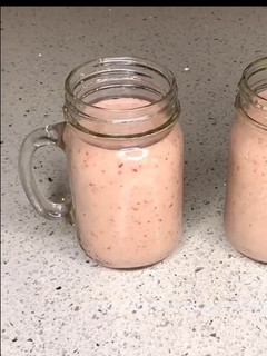 Strawberry banana smoothie ainihin hoton girkin