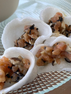 Una foto de Tartar de salmón y mostaza en pan de gambas