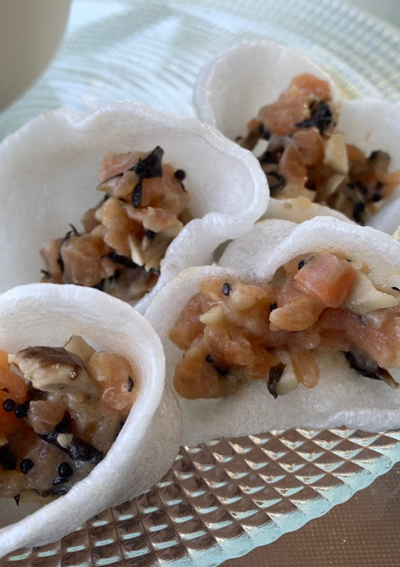 Una foto de Tartar de salmón y mostaza en pan de gambas