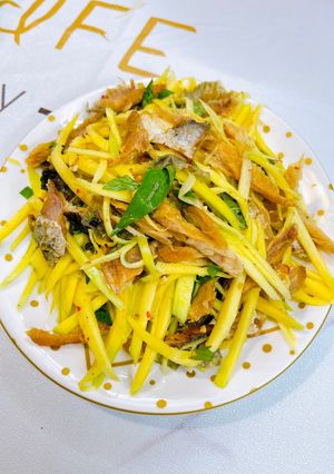 Hình của món Gỏi xoài khô cá lóc.