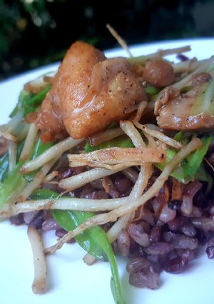 รูปของ ไก่ผัดรากชู หอมชู/หอมซู สมุนไพรอาข่า, ไทใหญ่