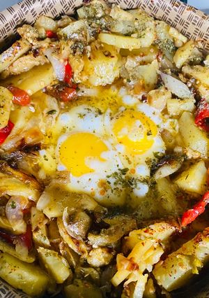 Una foto de REVUELTO DE VERDURAS CON HUEVOS FRITOS 🧅🫑🍆🥔🧄🥚🥚🥘