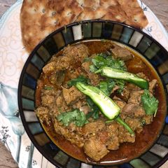 A picture of Chicken kaleji with kulcha.