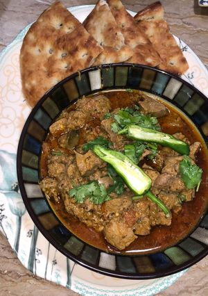 A picture of Chicken kaleji with kulcha.