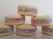 Una foto de alfajores de mandioca