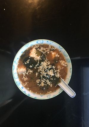 Zdjęcie przepisu Zupa spicy misoshiru z łososiem.