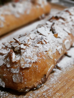 Una foto de Strudel de cabello de ángel y almendras al cardamomo