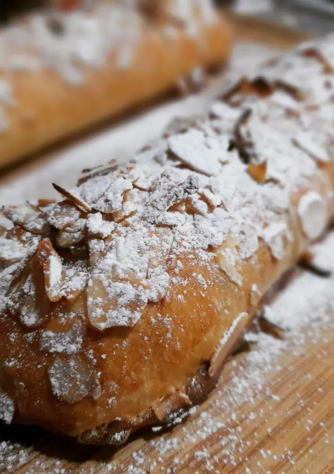 Una foto de Strudel de cabello de ángel y almendras al cardamomo