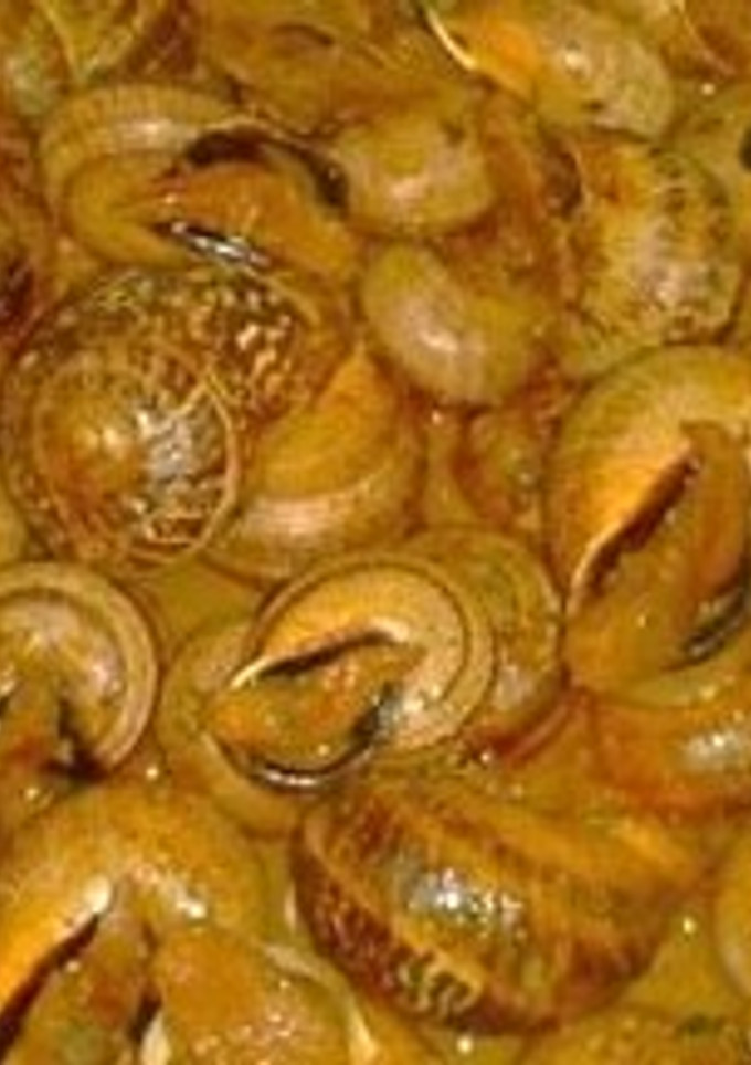 Una foto de Caracoles en salsa de almendras
