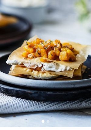 Una foto de Milhojas de pasta filo, queso crema y melocotón