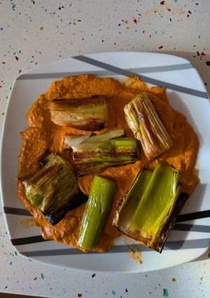 Una foto de Puerros al horno con salsa de pimientos del piquillo