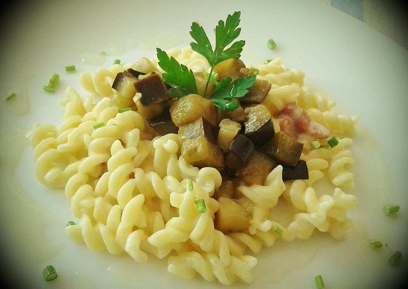 Fusilli con berenjena a la crema de parmesano
