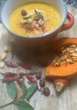 Une photo de 🥜Velouté🪹potimarron 🌶️🍃noisettes🥄🌰🌰#healthy