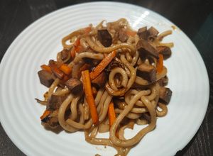 Une photo de Udon au tofu grillé et petits légumes