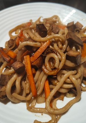 Une photo de Udon au tofu grillé et petits légumes