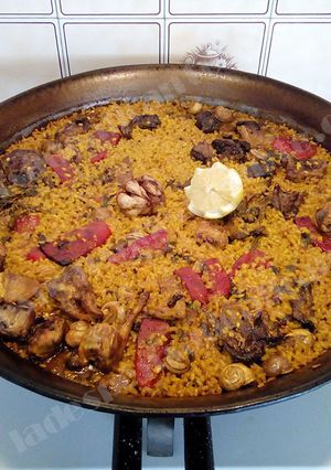 Una foto de Arroz con conejo y caracoles - Receta tracicional de Alicante