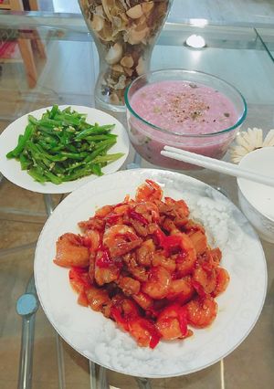 Hình của món Tôm Ba rọi rim nước dừa.