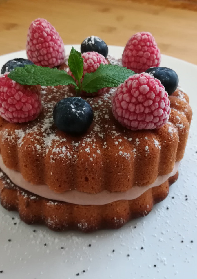 Una foto de Pastelito de cacahuete con nata de chocolate
