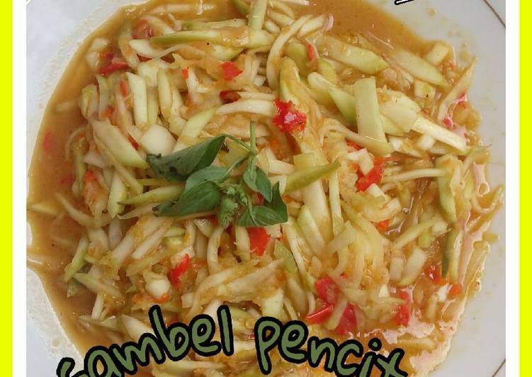 Bagaimana Menyiapkan Sambal Pencit (mangga muda) yang Enak Banget