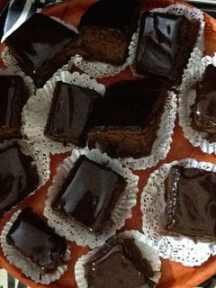 صورة لوصفة كيك مدهش بمكونات بسيطة على شكل مربعات خفيف 🍩💗